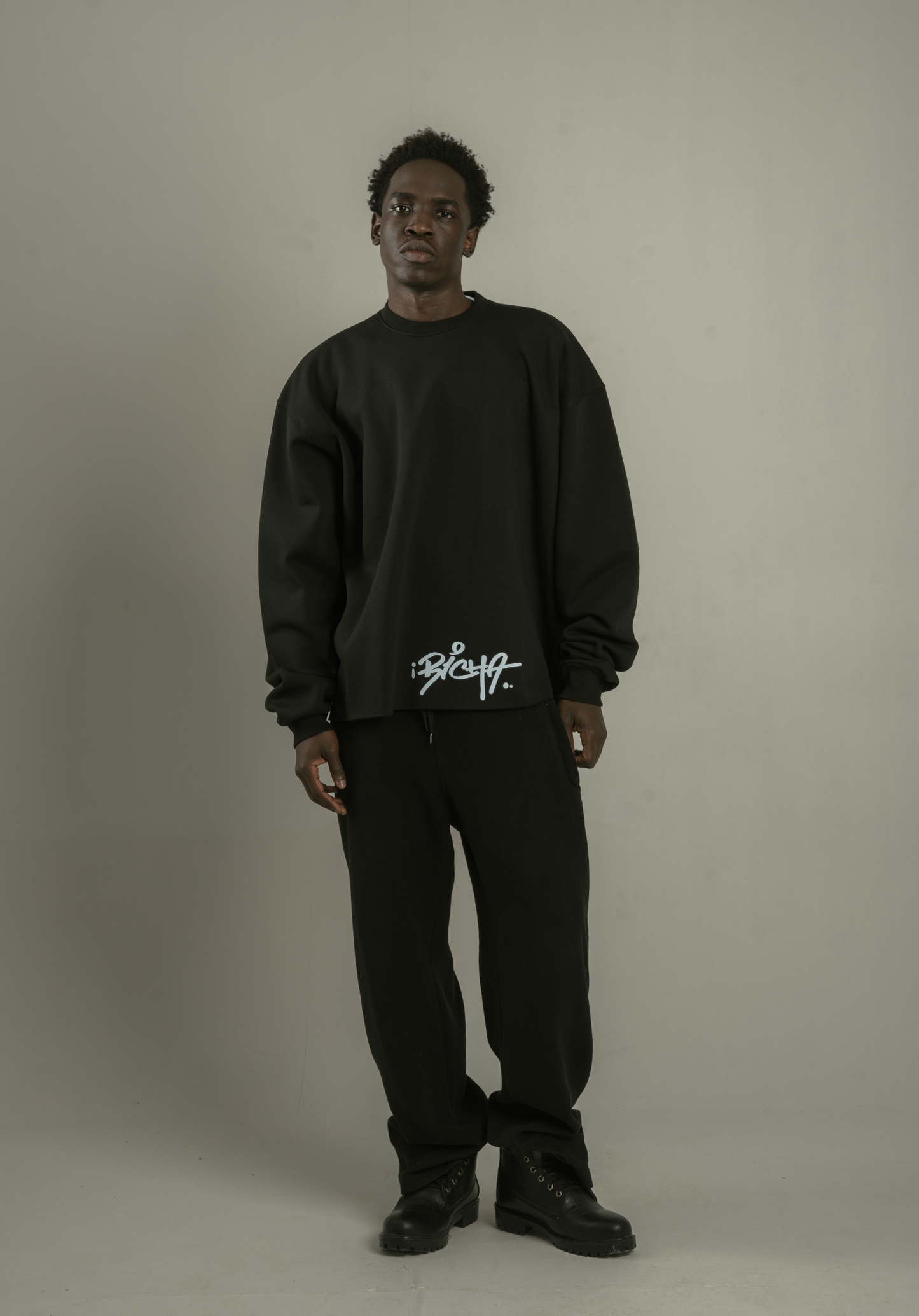 r&R®23 Black Crewneck